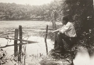 Giovane uomo seduto sulla riva del lago anni '30 pesca con bastone foto originale P18c22 - Foto 1 di 22
