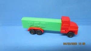 Vintage PEZ Spender; ohne Füße Sattelzug rot & grün aus Slowenien - Bild 1 von 2