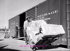 1946 REPRINT PHOTO: Marshall, TX - Texas & Pacific Railway Company Worker - Picture 1 of 1