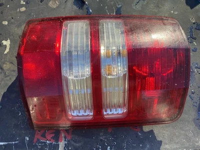 Оригинальный б/у правосторонний задний фонарь для Jeep Liberty 2008–2012 годов выпуска и 2 монтажных болта - Изображение 1 из 4