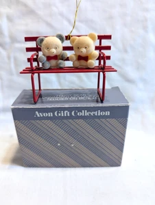 Vintage Avon Weihnachtsschmuck Teddybär Medaille Ornament "Teddys auf einer Bank" - Bild 1 von 11