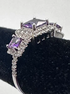 Sterlingsilber .925 Prinzessschliff 3 Steine Amethyst & runder CZ Ring Größe 8 - Bild 1 von 19