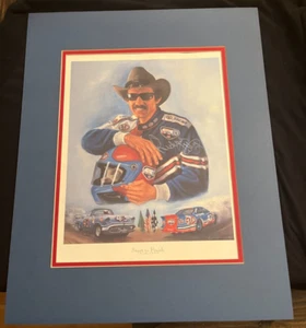 LITOGRAFÍA 11X14 AUTOGRAFIADA DE RICHARD PETTY CON CERTIFICADO DE AUTENTICIDAD VIENE ENMARAÑADA DE PRINCIPIO A FIN - Imagen 1 de 2