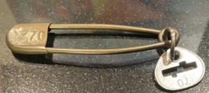 Chiave militare lavanderia VINTAGE TAG #70 GRANDE SPILLA DI SICUREZZA RARA da collezione - Foto 1 di 4