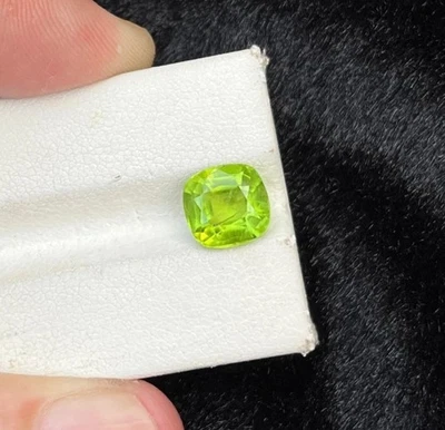 Cojín de peridoto de corte natural de 2,75 quilates con forma de piedra preciosa suelta de Pakistán Foto 1 de 4
