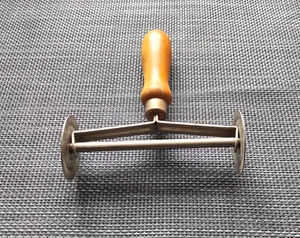 Doppia Rotella Taglia Pasta Fresca Lasagne Vintage Acciaio e Legno 10,5 cm - Foto 1 di 2