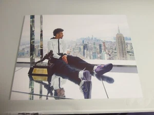 JAYDEN DANIELS mit 2023 HEISMAN TROPHY ADMIRING NYC SKYLINE 8X10 FOTO 🐯 - Bild 1 von 1