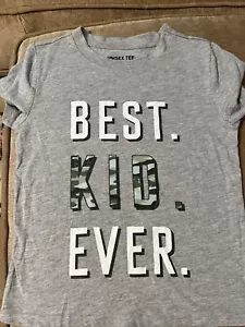 NUOVA maglietta grafica bambino "Best Kid Ever" grigio mimetico verde scritta unisex XS 4-5 - Foto 1 di 3