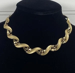 Vintage Trifari Shiny & Brushed Gold Tone Ribbon Waves Linked Costume Necklace - Picture 1 of 10