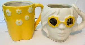 Juego de 2 tazas retro de cerámica - Taza amarilla con flores de margarita y cara con gafas de sol - Imagen 1 de 1