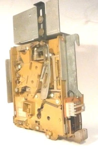 ROWE MODELO R-87 JUKEBOX parte: MECANISMO DE MONEDAS de funcionamiento suave con SOPORTE - Imagen 1 de 4