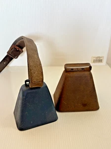 Antique Lot 2 Iron Cowbells One Navy Blue w Strap & One W/O Clacker - Foto 1 di 8