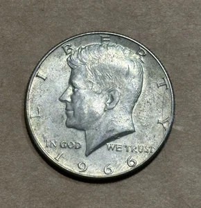 Medio dólar Kennedy 1966 40 % plata como en la foto (lote 760) - Imagen 1 de 2