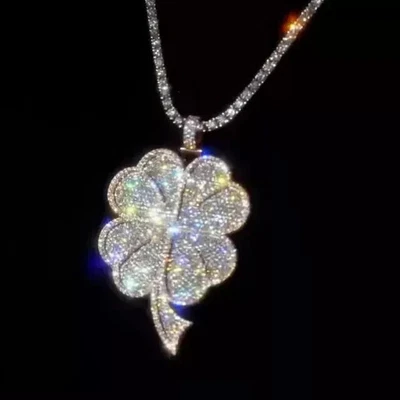 Colgante para hombre con flor de trébol de moissanita real de corte redondo de 3 quilates enchapado en oro blanco de 14 quilates Foto 1 de 3