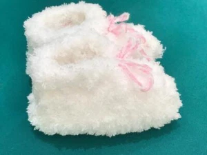 Ultraweiche flauschige Babyschuhe ~ weiß & rosa Krawatte ~ Geschenk für neues Baby - Bild 1 von 4