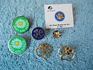 SAMMLUNG VON 7 VINTAGE GÄNSEBLÜMCHEN MÄDCHEN SCOUT PINS - Bild 1 von 18