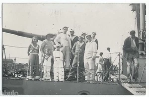 DA737 Carte Postale Photo vintage RPPC Militaire Marin Marine uniforme Canon - Picture 1 of 1