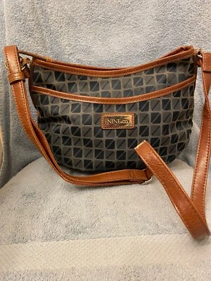 Bolso de Mano Nine & Co Azul Marino Estampado Geométrico con Borde Marrón  Foto 1 de 4