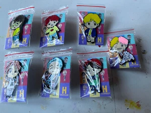 Tiny Tan Metal Pin Badges BTS - Bild 1 von 14