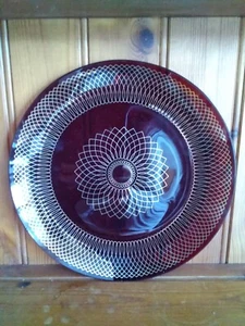 Piatto vintage in vetro rosso e 6 piatti da tè laterali abbinati con vortice oro - Foto 1 di 3