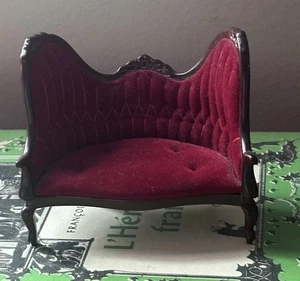 Vintage Puppenhaus Miniatur Viktorianisch Rot Samt Sofa - Bild 1 von 6