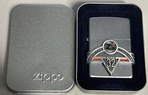 ZIPPO 2001 ZI AN AMERICAN CLASSIC EMBLEM ACCENDINO CROMATO SATINATO SIGILLATO IN SCATOLA D990 - Foto 1 di 6