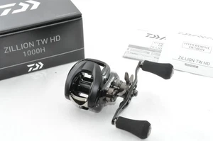 Mulinello da Baitcasting Daiwa 22 Zillion TW HD 1000H (Destra)【Spedizione in 1 Giorno】 - Foto 1 di 7