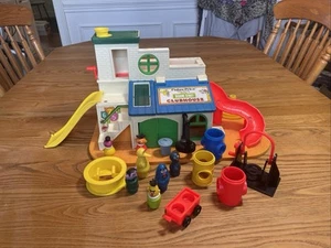 Vintage Fisher Price Sesame Street Clubhouse Little People Near Complete - Picture 1 of 24