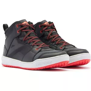 Motorrad Schuhe Sneaker 45 - Dainese Suburb D-WP - schwarz-weiß-lavarot - Bild 1 von 9