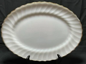Un (1) plato de porcelana de hueso con borde dorado de 13" de anclaje enganche - Imagen 1 de 3