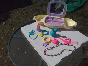 Vintage 1985 Fisher Price Dress Up Vanity mit Zubehör Parfüm Armbänder mehr + - Bild 1 von 18