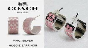 Coach Huggie-Ohrringe silberfarben und rosa Signatur Emaille - Bild 1 von 13