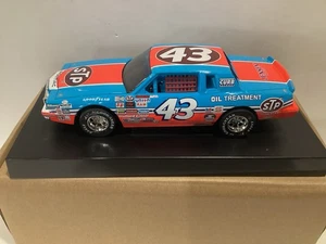 1/24 Lionel Nascar Classic 1984 #43 Richard Petty STP Pontiac 200th Win Raced - Bild 1 von 4
