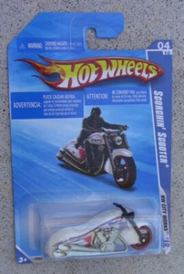 2010 Hot Wheels #112 HW City Works 4/10 SCORCHIN SCOOTER White w/Black NEW - Picture 1 of 3