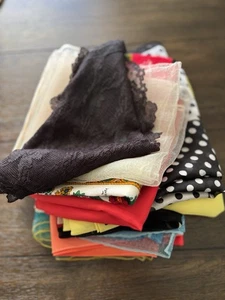 Vintage Ascots & Schals. Polyester, Leinen, Seide & Spitze. 12 Stück. - Bild 1 von 17