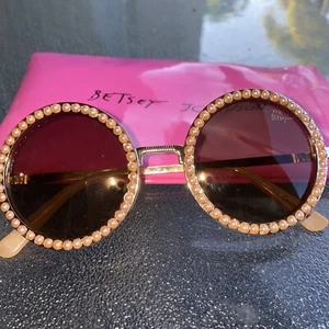 Betsey Johnson Bronze Round Pearl Sunglasses With Case - Picture 1 of 6