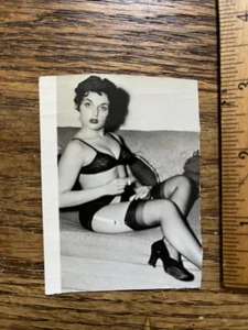 50’s Girl Pretty PIN UP Risque Nude Original B&W Girlie Photo 3”x3” Trim 7825 - Picture 1 of 1