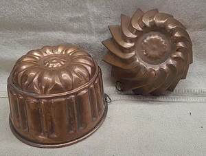 2er Set Vintage Kreamer Kupfer Gelee Formen - geriffelt & gelappt mit Blumenmitten - Bild 1 von 13
