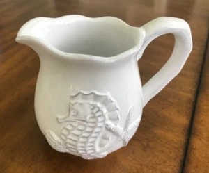 STRANDHAUS "BLAUER HIMMEL" KERAMIK MEERESMOTIV SEEPFERDCHEN SAHNEKÄNNCHEN 4" HOCH - Bild 1 von 2