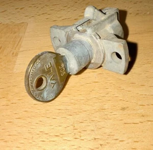 1941-1946 Chrysler Dodge Plymouth Desoto 1946-47 Kaiser Frazer Glove Box Lock - Picture 1 of 9
