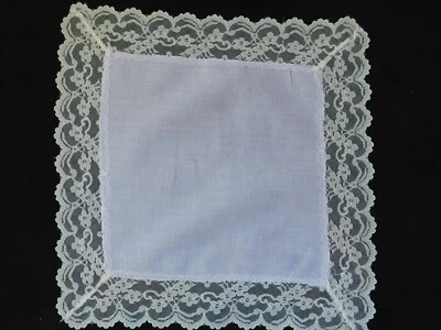 Pañuelo de lavanda pequeño vintage con borde de encaje de 1 1/2" de ancho H191 Foto 1 de 3