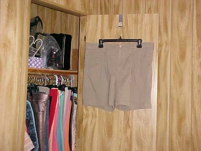 Shorts feminino Gloria Vanderbilt cáqui bronzeado escuro tamanho 14 pregas frente W 38" em 6"  - Imagem 1 de 4