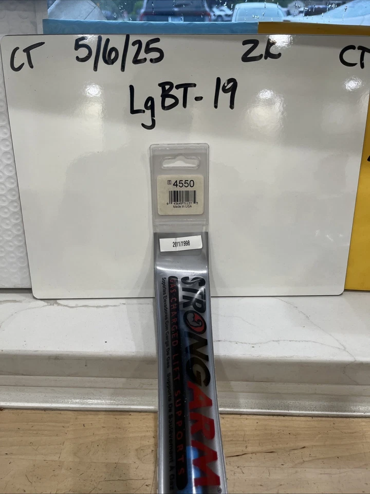 Soporte de elevación de capucha StrongArm para Crown Victoria, Grand Marquis, Marauder 4550 Foto 1 de 4