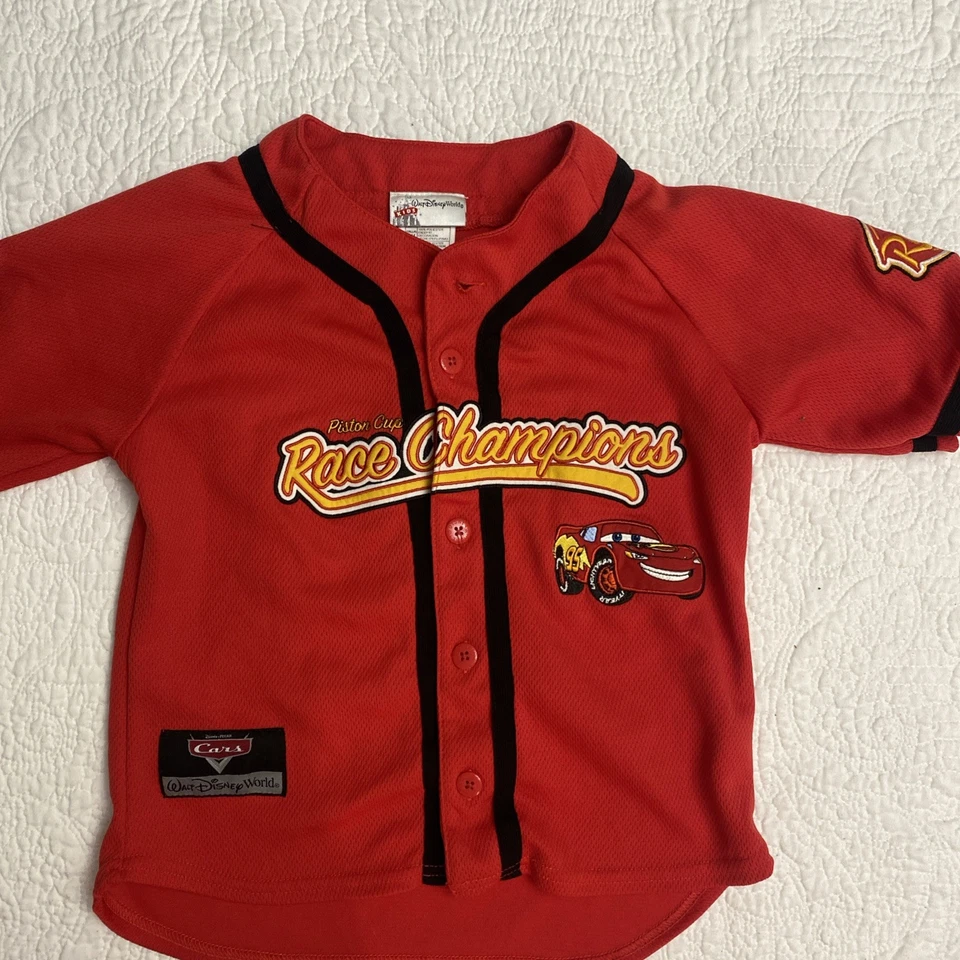 Camiseta de Colección Disney Lightening McQueen Bordada Copa Pistón Campeonato Talla S Foto 1 de 4