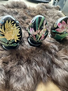 Handwerkliches handbemaltes buntes Blumenmuster Keramik Ei 3er Set - Bild 1 von 14