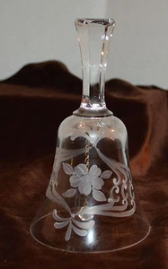 Frostbemalte Blumen und Dekor Glasglocke - Bild 1 von 6