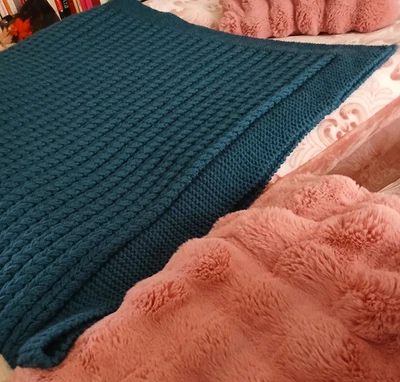 Decke handgestrickt, doppelfädig, groß + 4 Kissen handgestrickt mit Füllkissen - Bild 1 von 4