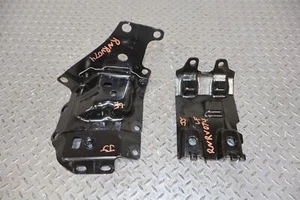 Soporte de guardabarros inferior izquierdo Rivian R1S Launch Edition 2022 fabricante de equipos originales (PT00062698C) - Imagen 1 de 22