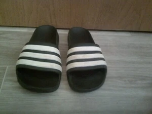 Adidas Slides Jóvenes/Niños Talla 13 - Imagen 1 de 3