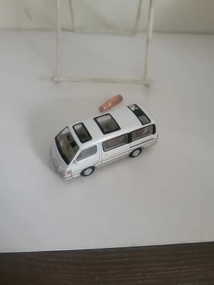 Tomica Limited丰田Hiace旅行车 — 第 1/4 张图片